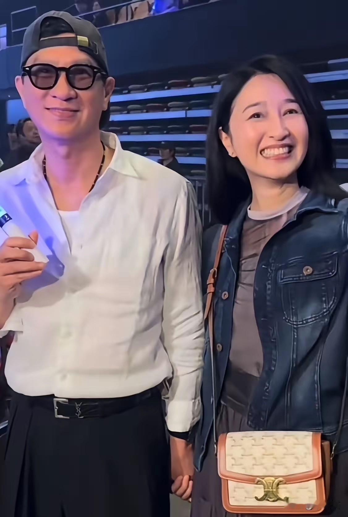 谁能想到，
影帝张家辉当年竟因贫富差距，
自卑到想逃。
刚在一起时，关咏荷已是T