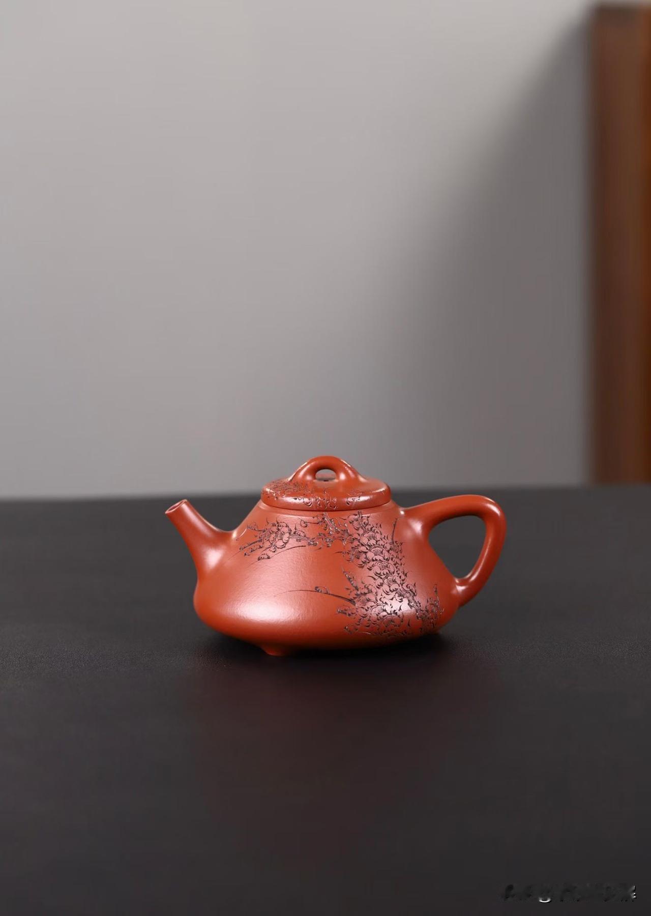 紫砂壶，烧成了“起泡壶”！新手买壶千万别踩这3个雷！
前几天，一位壶友急匆匆地找