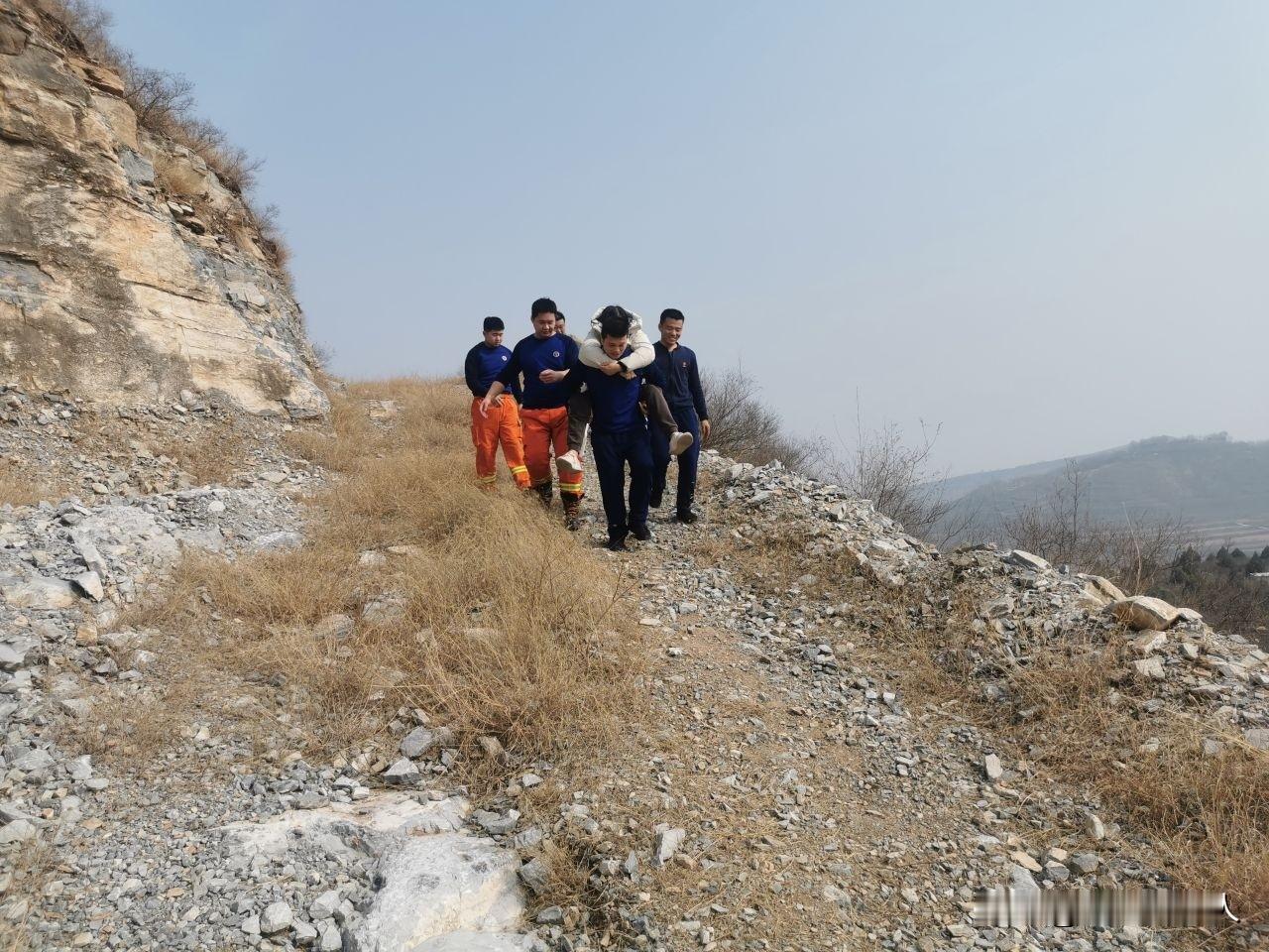 下山扭伤脚，被困半山腰，急需救援

3月8日12时37分许，保定市徐水区消防救援