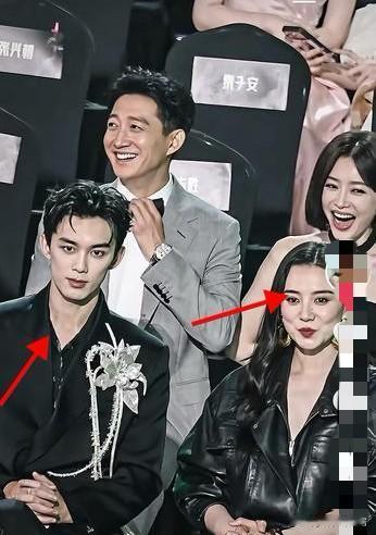 我的天这镜头谁能抗得住我算他牛，
万万没想到他俩却赢了，
仔细看这高清镜头怼脸拍