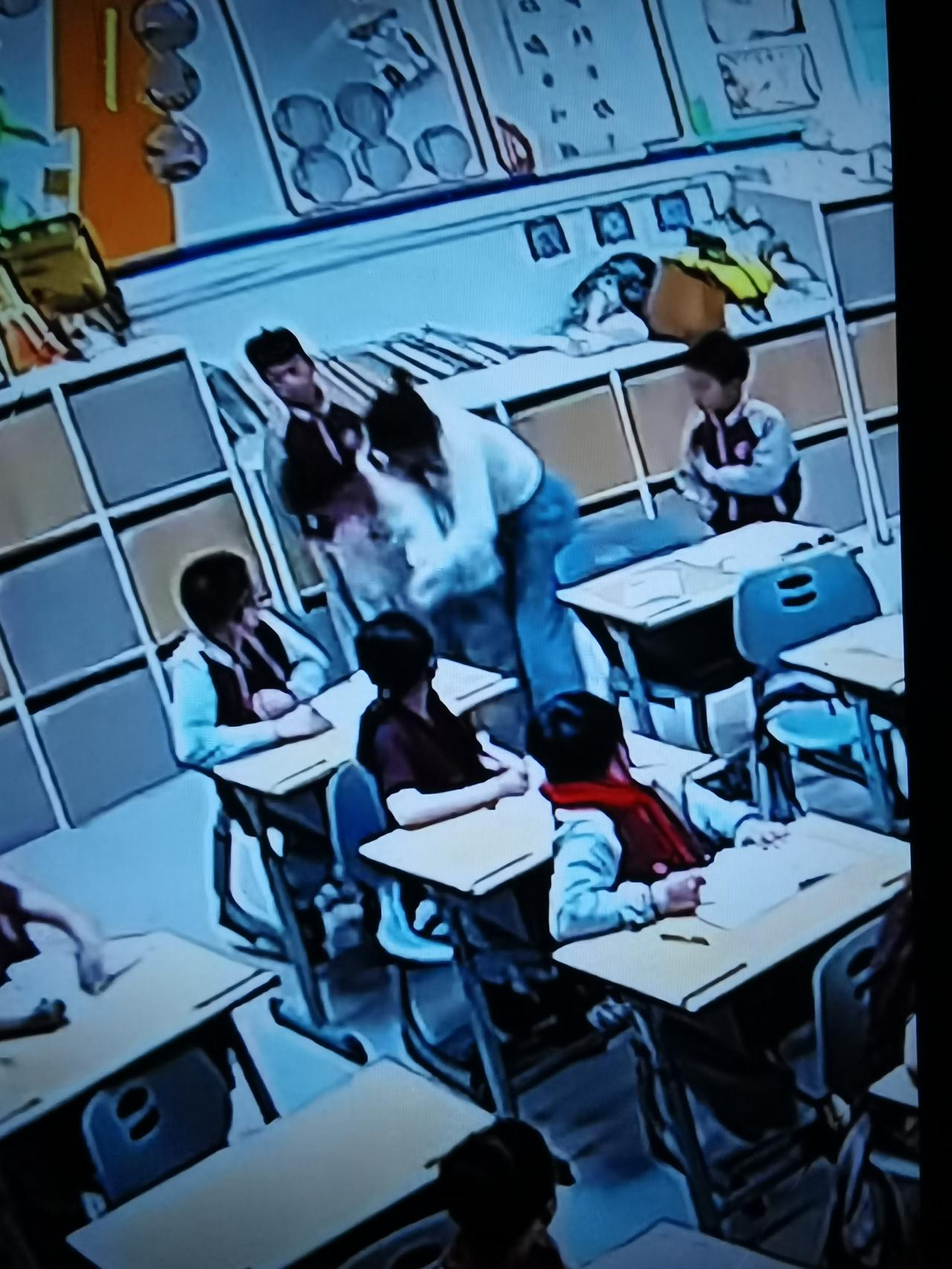 上人民日报了惊险50秒，小学生不慎吞食异物，喉咙被卡呼吸困难，老师发现异常后立即