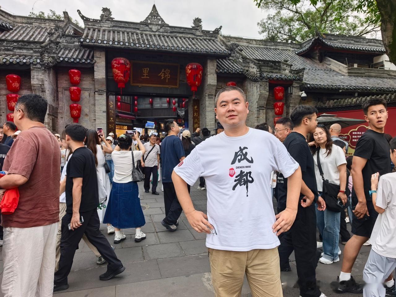 下午，在成都市区，游览完武侯祠，来到旁边锦里小吃街。红灯高挂，古朴典雅，被誉为“