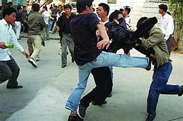 1998年，俞敏洪遭遇入室抢劫，被抢走220万，临走时想要把俞敏洪勒死，而为首的