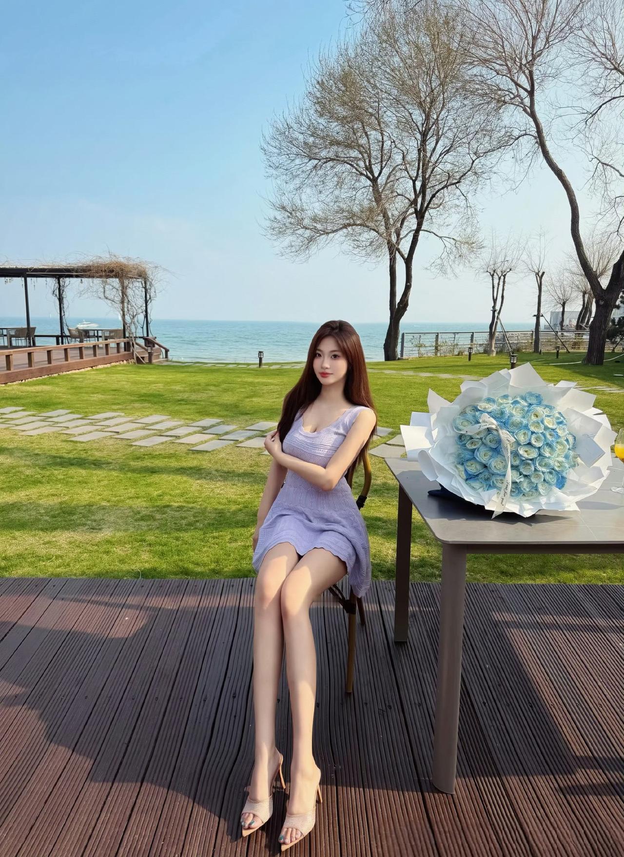 “海边的风把春日温柔都吹到身上啦💜 今天是淡紫色的松弛感”[太阳][心]温柔纯