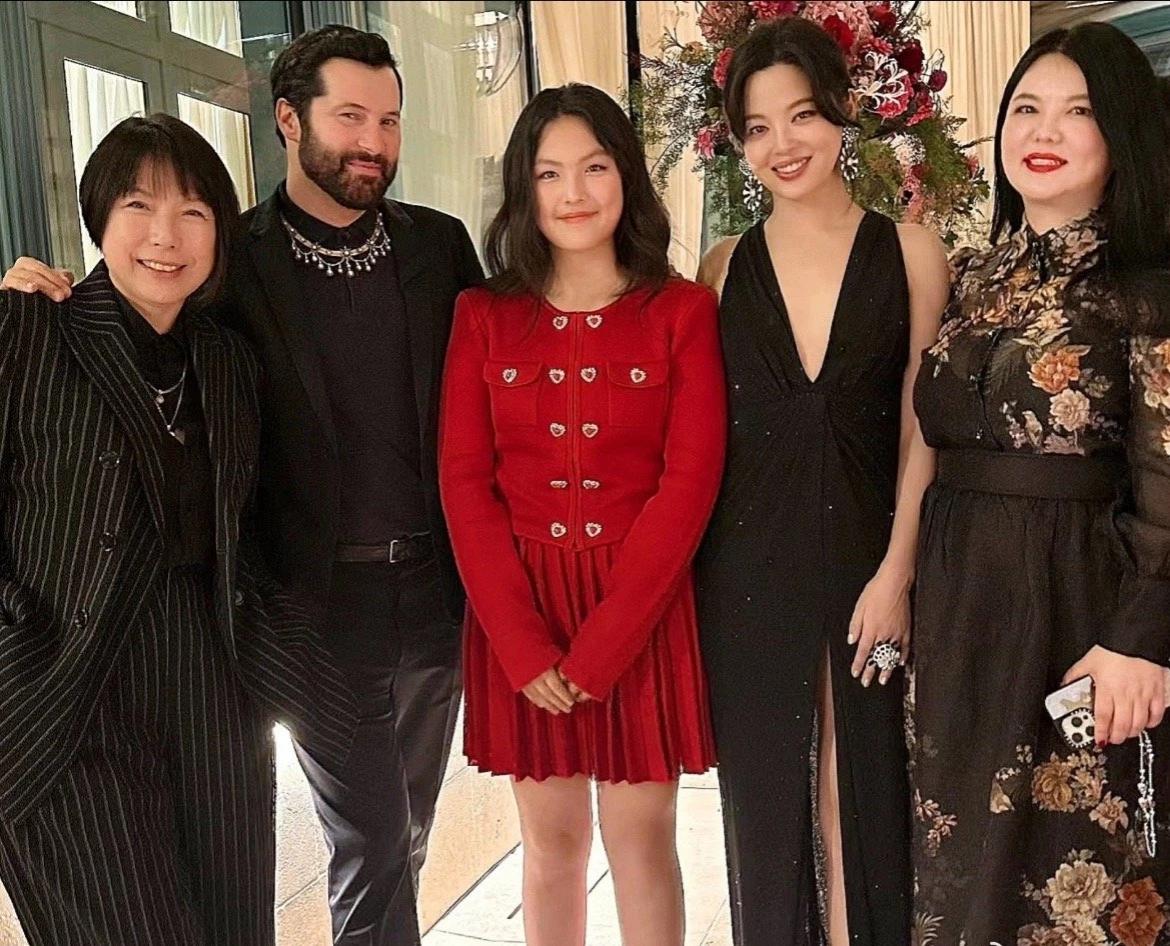 李湘和她女儿一起参加了巴黎时装周的晚宴，合照时女儿竟站在C位！