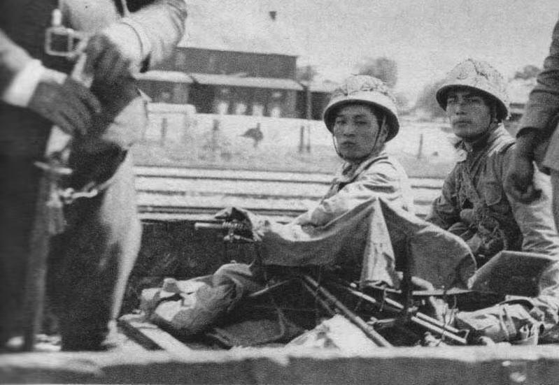 1937年卢沟桥事变后，华北日寇历史影像！

图一：日寇正在向华北增兵，坐在军列