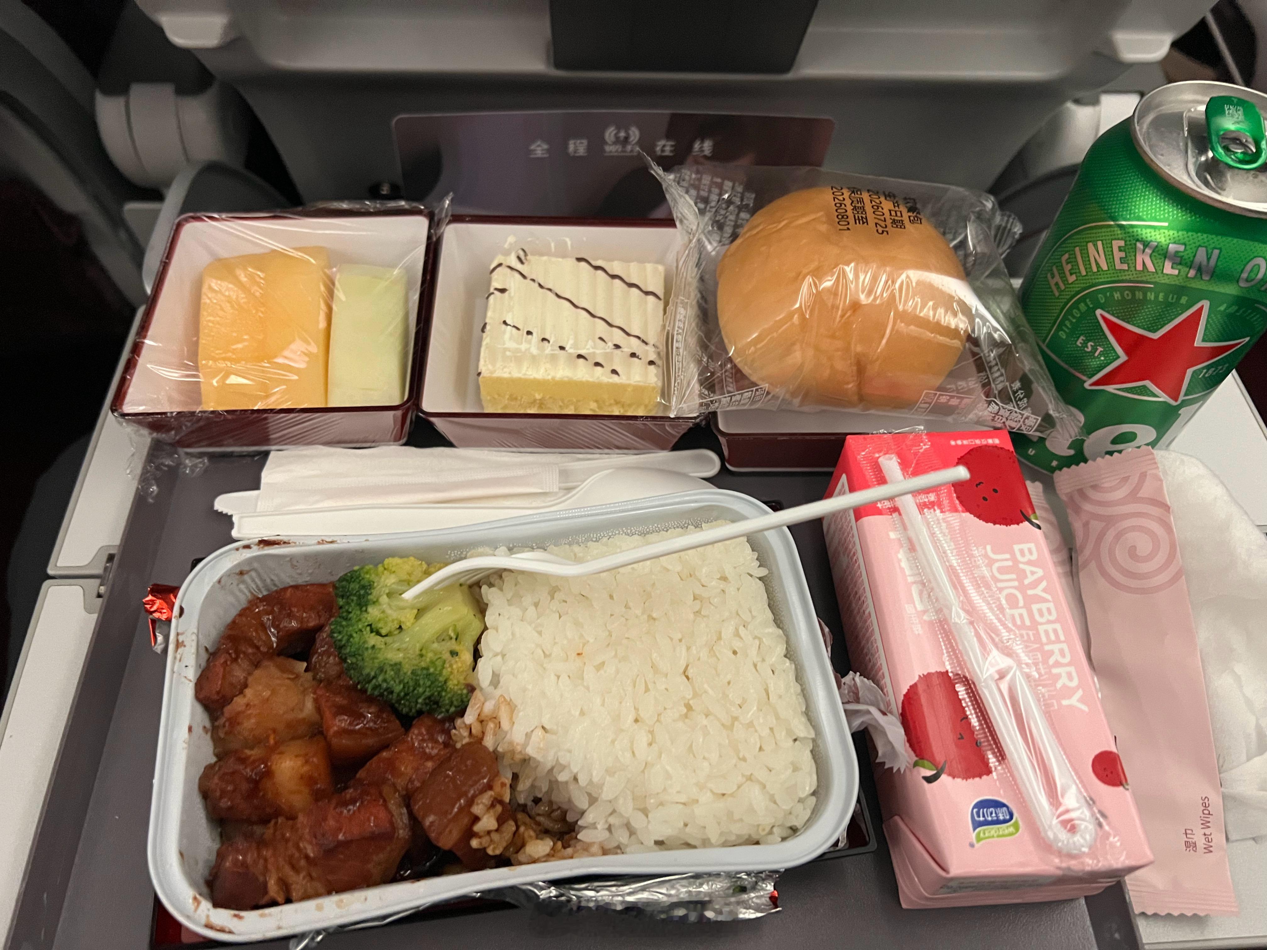 吉祥航空网快，饭好吃，电影有意思。这样坐10小时经济舱一点都不煎熬 