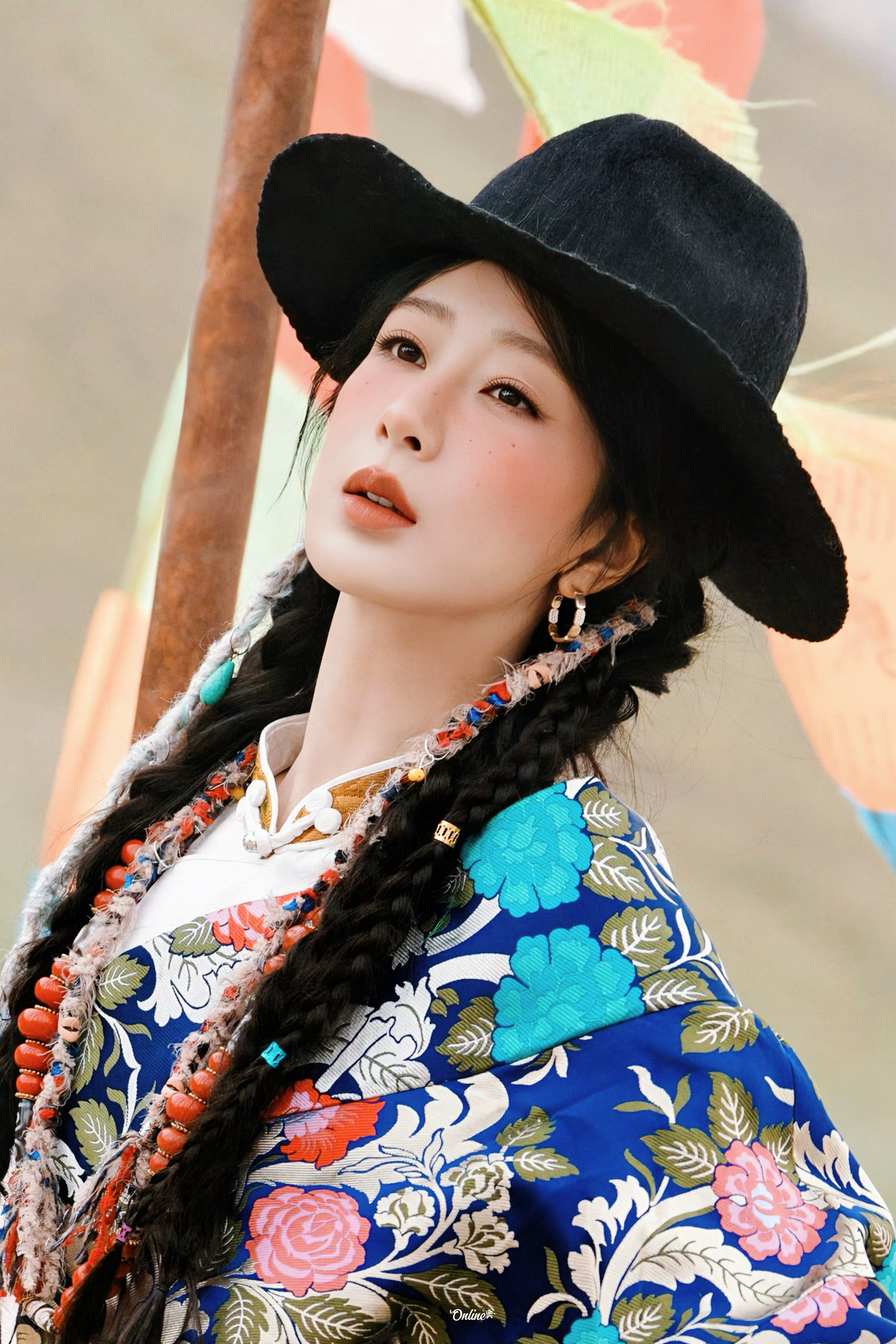 杨紫  经幡随风捎去祝愿，愿你眼底常存温柔，一生顺遂无忧。杨紫藏族少女妆