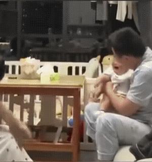 戏精！
爸爸一抱就哭，妈妈一抱就笑。而且还不忘“吼”一声爸。
小宝宝的这一情况，