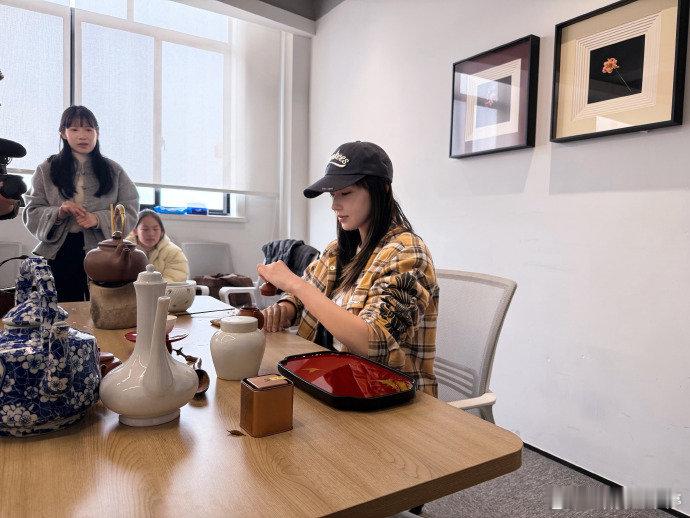 于正说玉茗茶骨剧组特别卷于正说《玉茗茶骨》剧组全员内卷，程潇练茶艺，这是要打造一