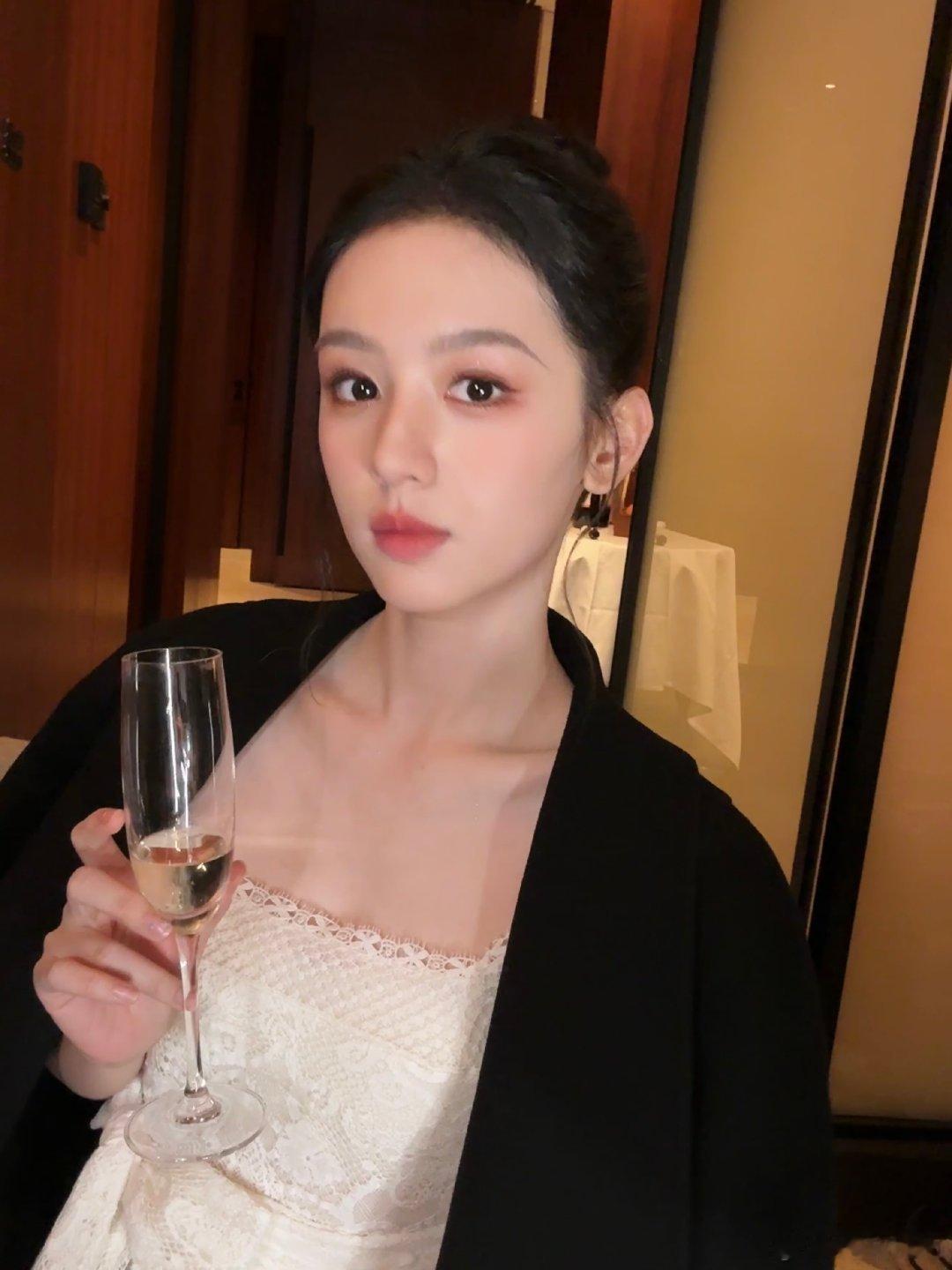 #好像在和周也碰杯#周也好像千金小姐，在商场谈几个亿的合作一样，和也子碰杯，预祝
