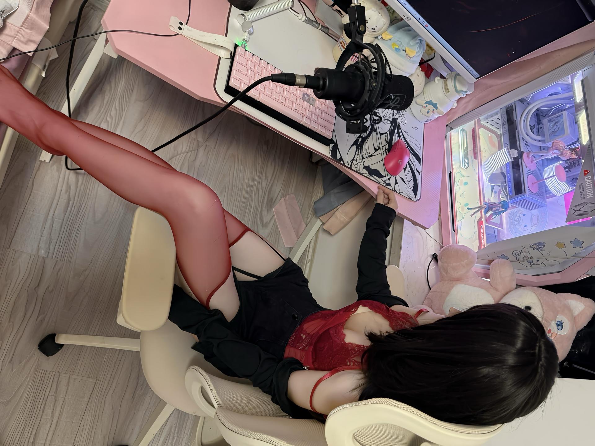 别老给那女的发消息 给我也发点。