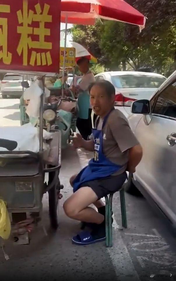 太坏了，这样的博主为了流量不择手段！最近，就有这么一位博主，他找到了一位卖切糕的