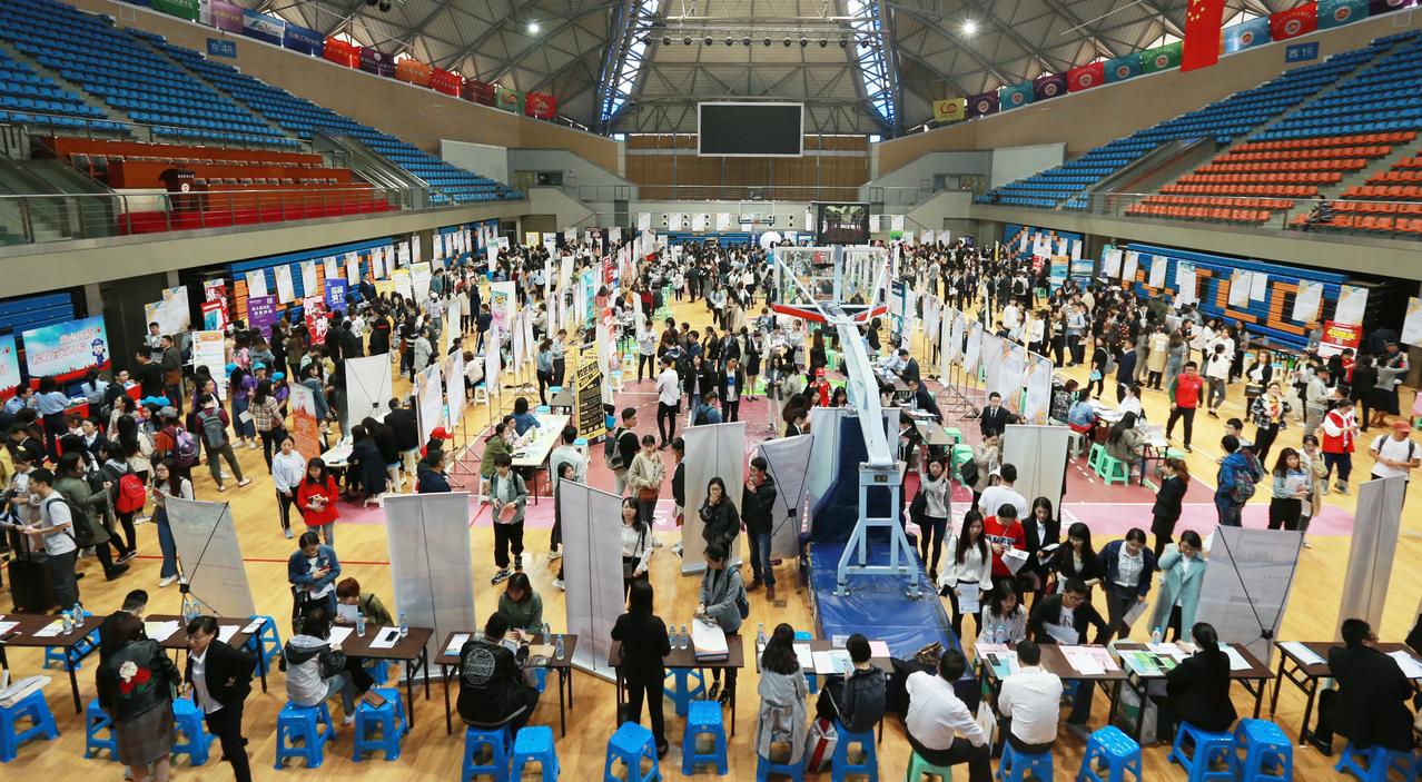 最不建议报考的六大专业，就业堪忧报完就后悔！
 
1、工商管理，什么都学，财务、