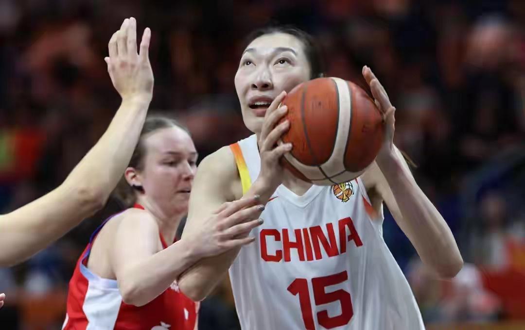 无畏金兰！中国女篮世界杯小组赛“之最”：
1、最耀眼的球星：中锋韩旭3场比赛场场