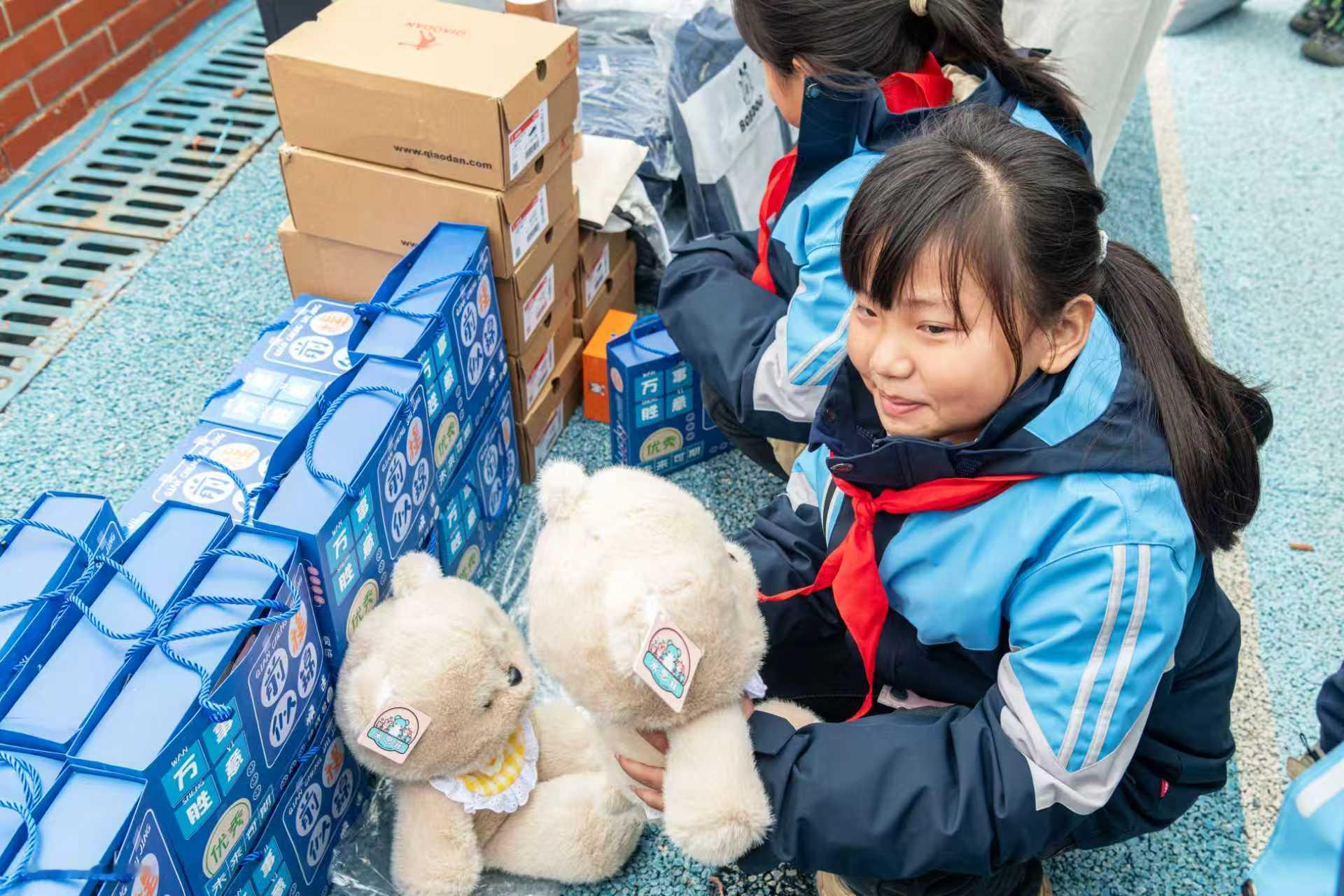 【人文微雨 品牌项目首发仪式举办】近日，南昌市新建区“人文微雨”品牌项目首发仪式