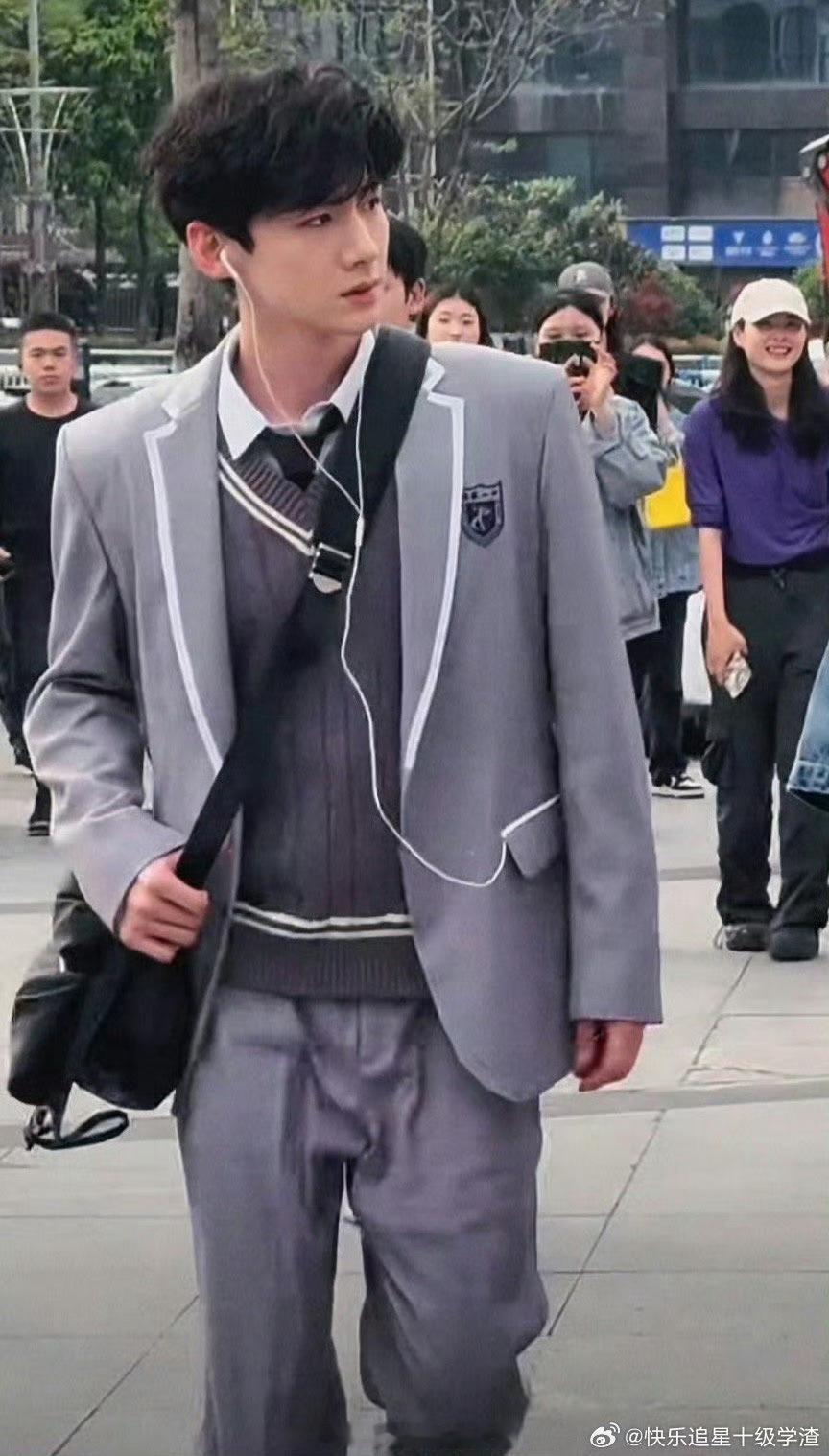 #白敬亭校服造型打篮球路透#我嘞个豆啊？！没想到白敬亭和偶像剧的贴合度这么绝啊！