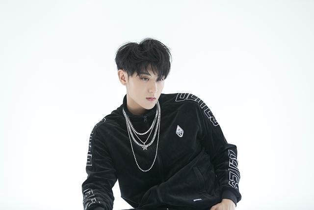 好歹毒的商战让黄子韬代言眼霜 黄子韬的变化是显而易见的，希望他能继续保持良好的状