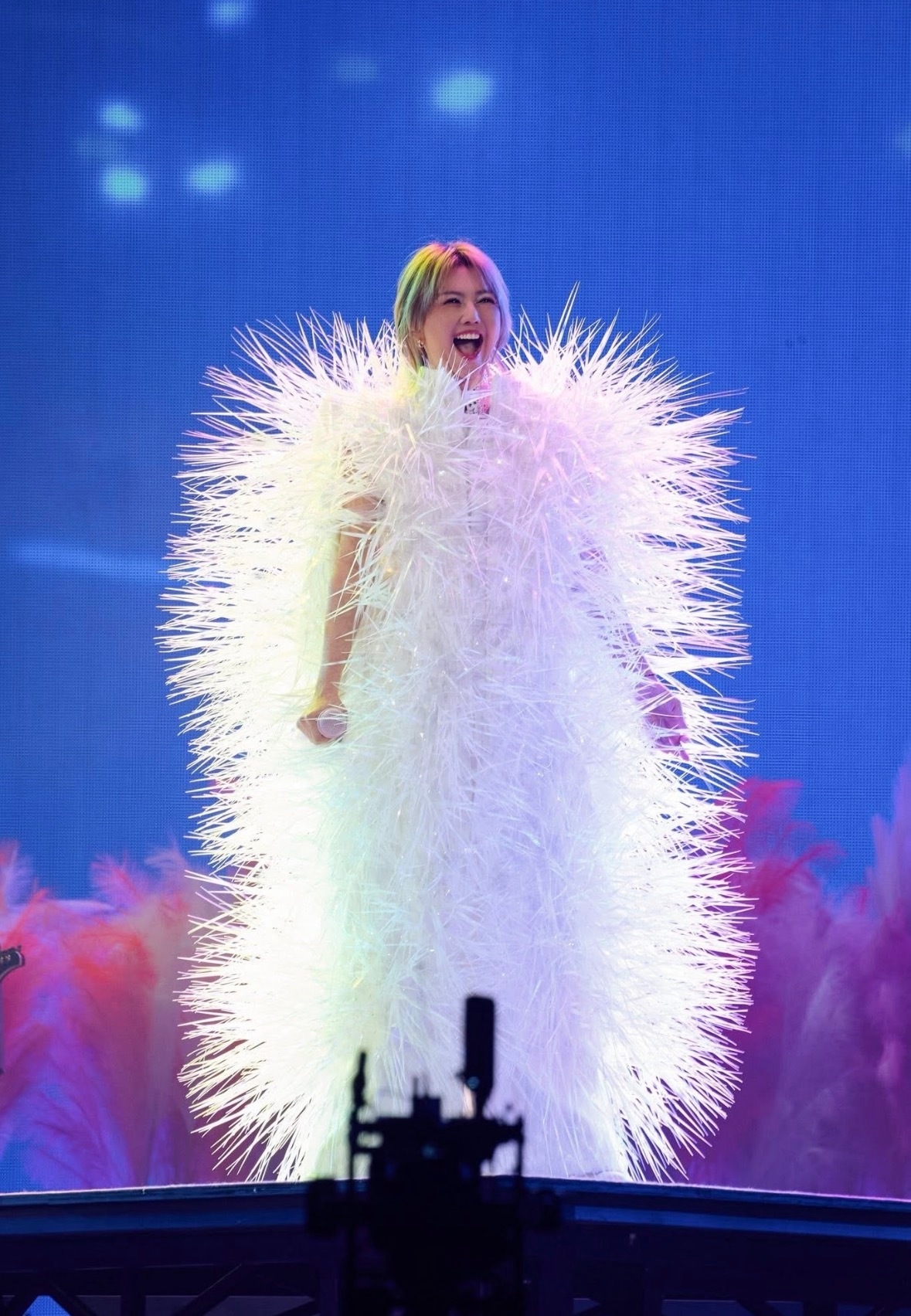 孙燕姿胖了孙燕姿香港站演唱会造型，有点显胖而且人家已经48岁了，胖瘦无所谓孙燕姿