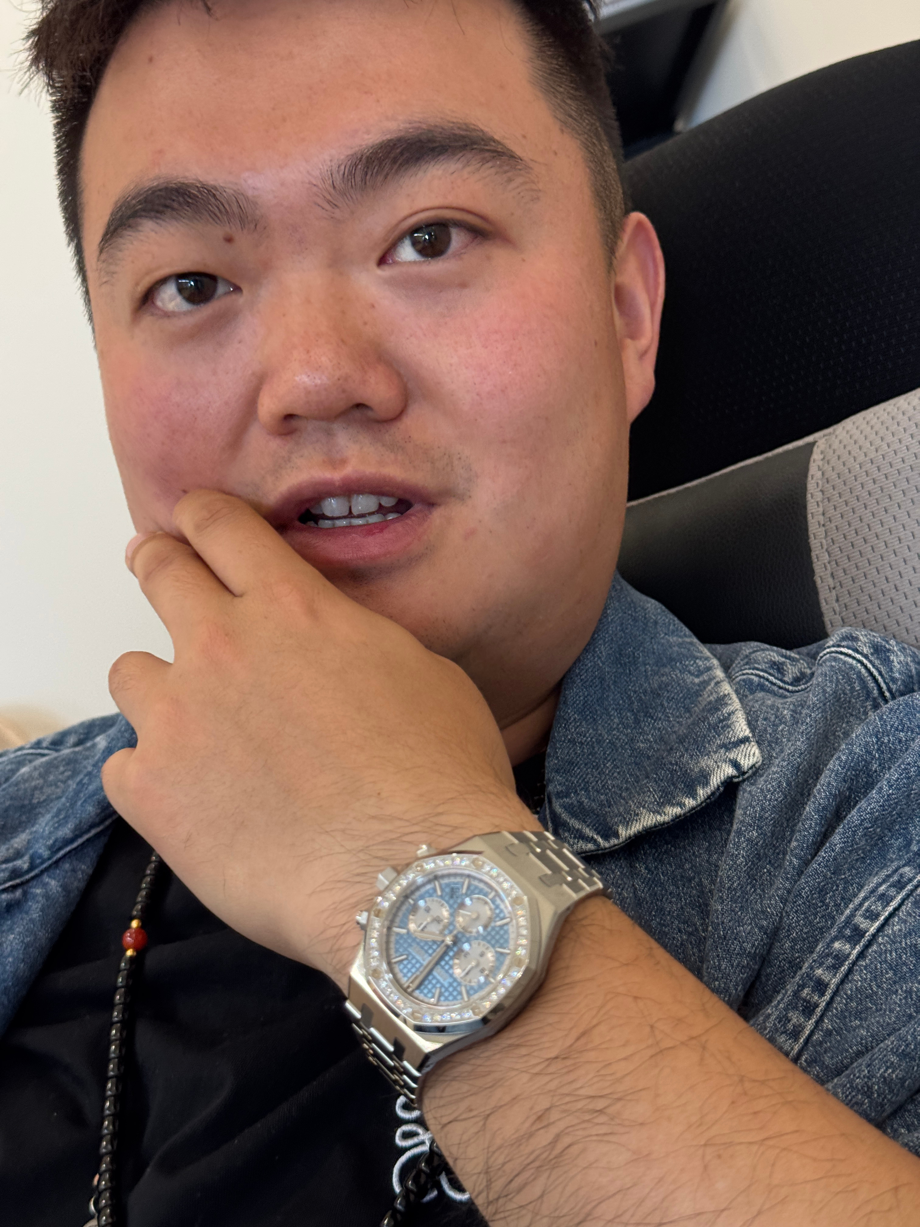 不懂就问，这是什么表？比我的Apple watch贵吗？为啥他带上之后显得很狂。