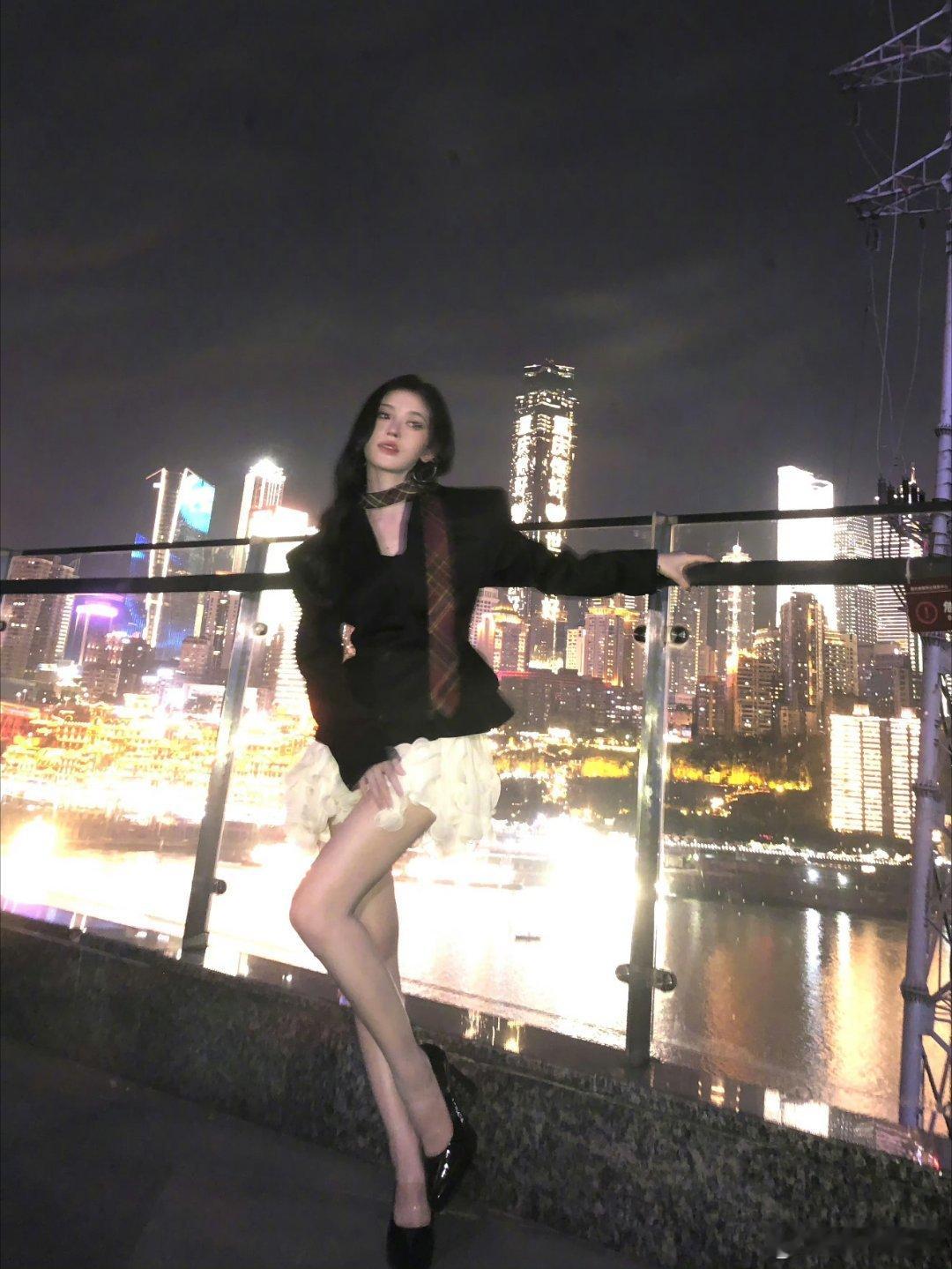 鞠婧祎万花世界 jjy鞠婧祎苏绿夏“是风 是思念 是去不了的演唱会 是跨不过的人