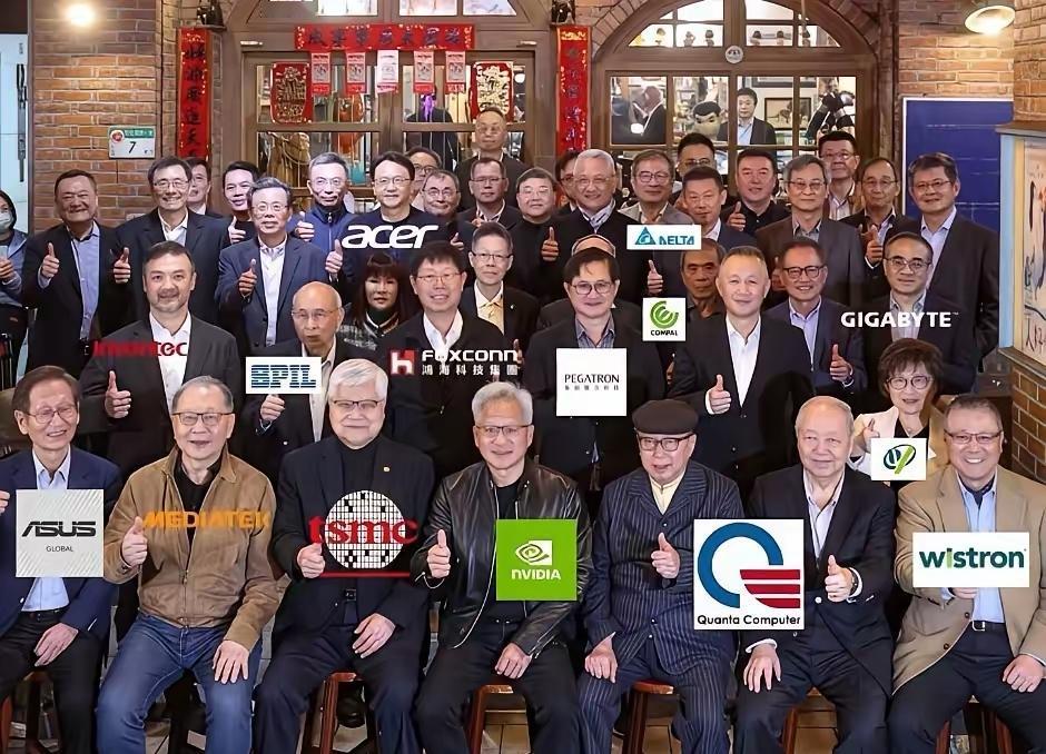 瞅着那一帮人坐在一起吃饭喝酒，那脸盘子、那五官，咋看咋像咱自家的兄弟姐妹。第一眼