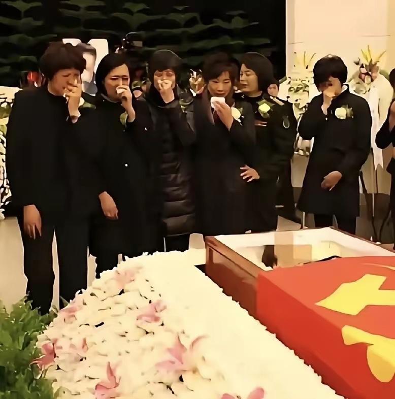 2013年4月5日，北京八宝山，58岁的陈招娣告别仪式上，告别仪式上，袁伟民、陈