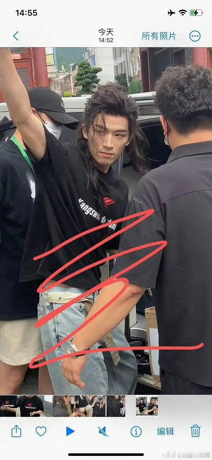 王星越咋变得这么邋遢感了？ ​​​