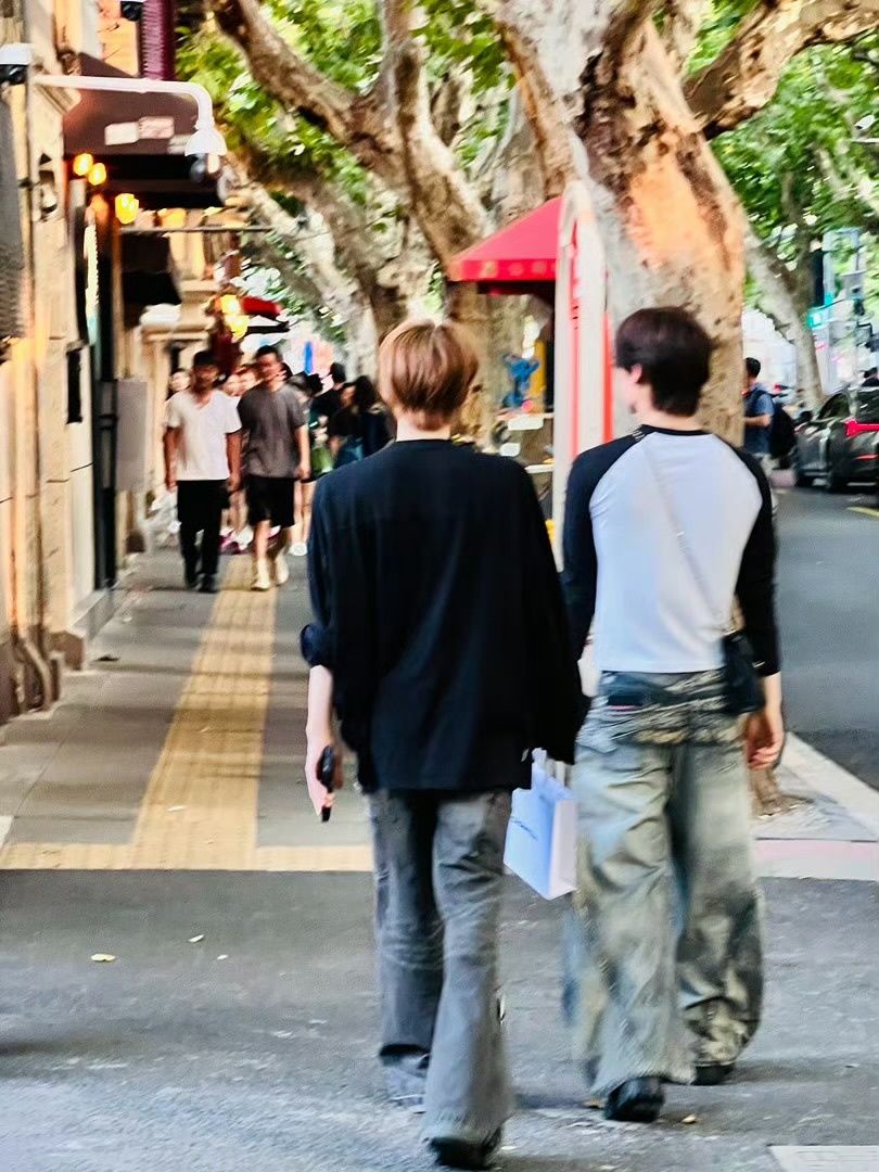 路人偶遇刘宇，这个侧脸太nb了…私服审美也夯爆了