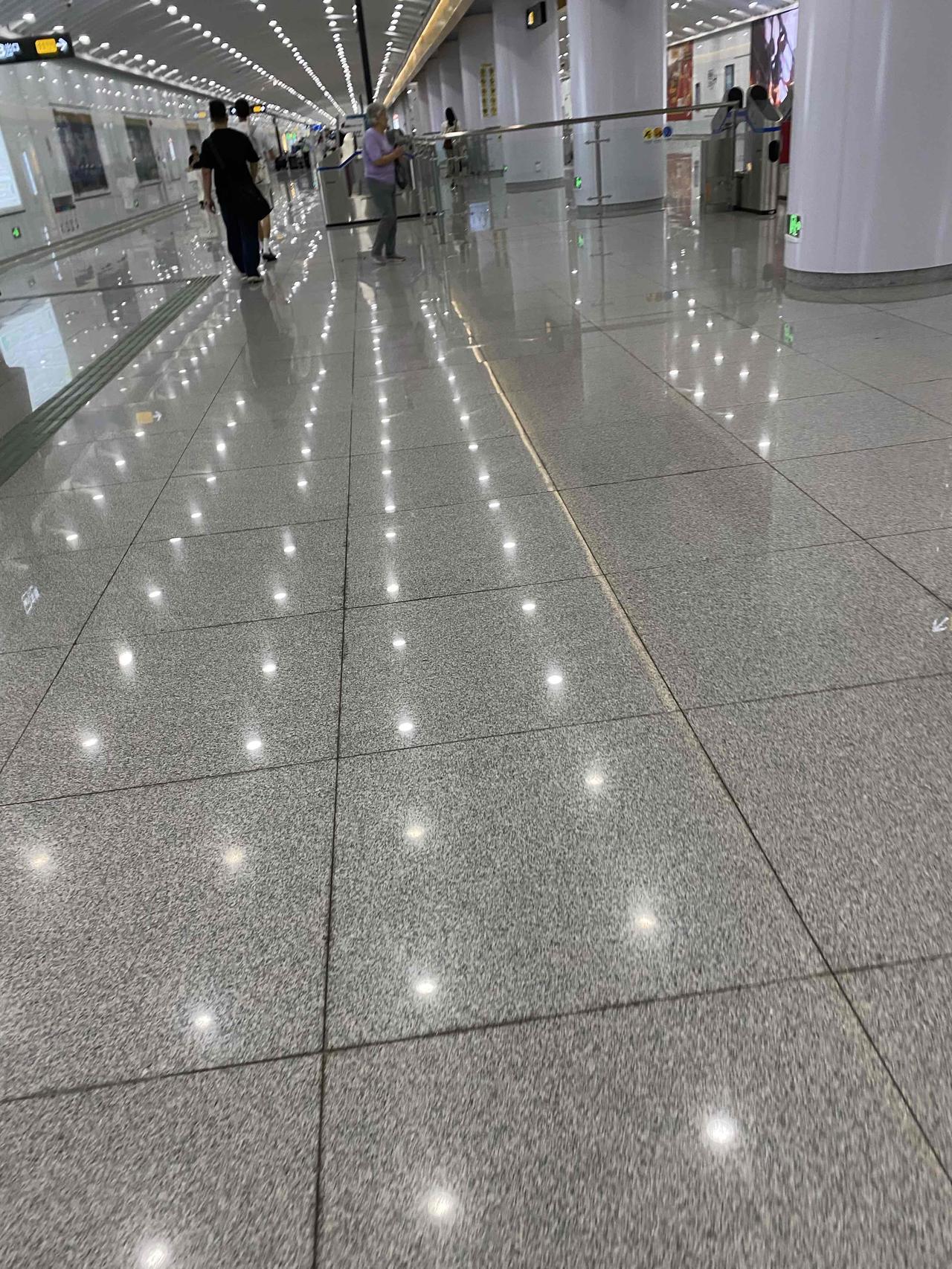 我喜欢每天坐地铁出行。无论是上下班，还是出去办事、游玩，我都首选地铁。没地铁直达