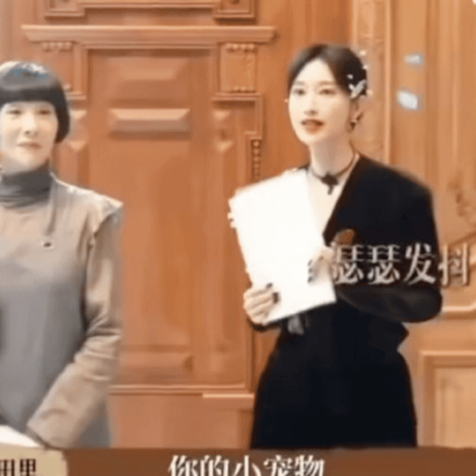 张俪姐，当看到那句“说的是我吗”，我的心瞬间被这份可爱与俏皮击中。无需怀疑，在《