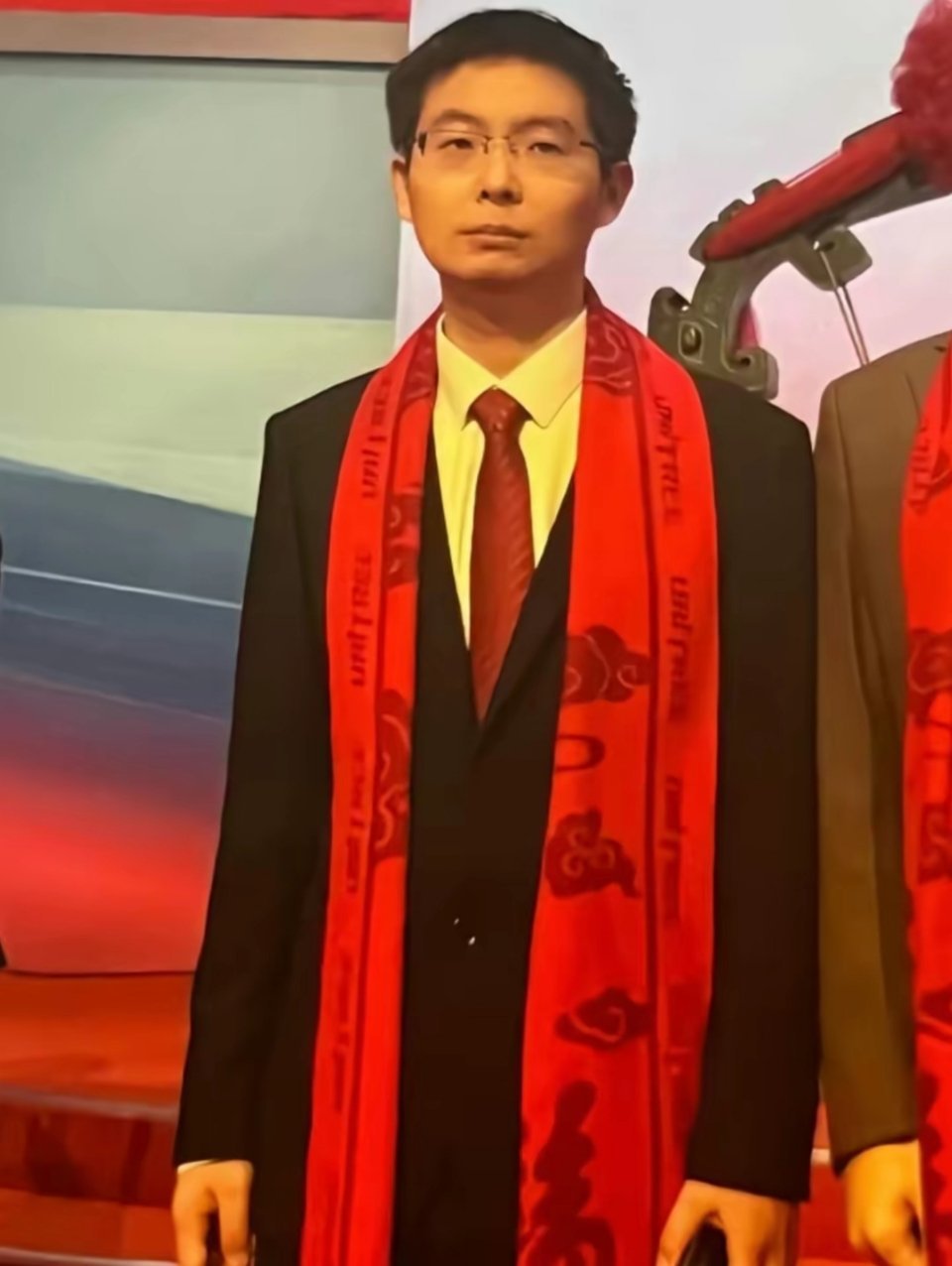 宇树股价正式腰斩宇树科技，上市不到两周股价近乎腰斩。8月19日科创板上市，开盘直