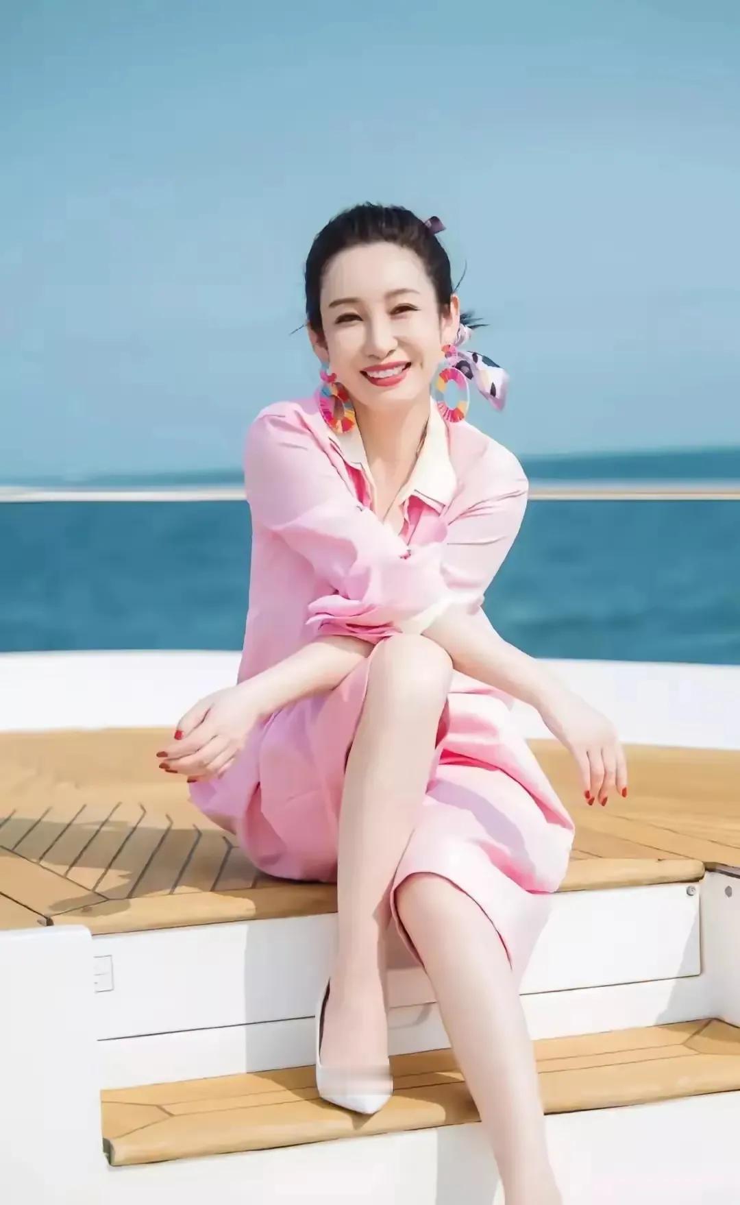 秦海璐在海边，美哒哒呀！