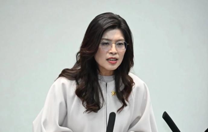 郑丽文太让人吃惊了！

7月5日晚，中国台湾省郑丽文发文说：和平不是口号，是一个