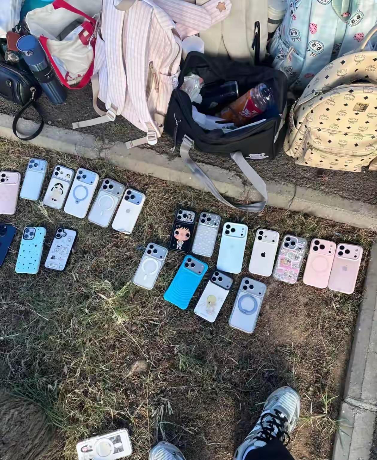 大一新生  都很有钱  手机都挺贵