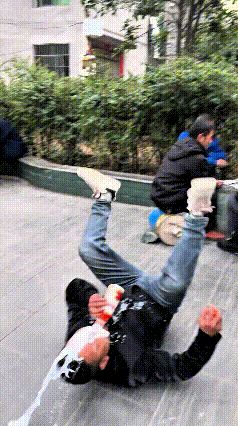 注意看！这大哥正安安稳稳坐在路边凳子上看热闹嘞，人家围一圈玩牌玩得热热闹闹，心里