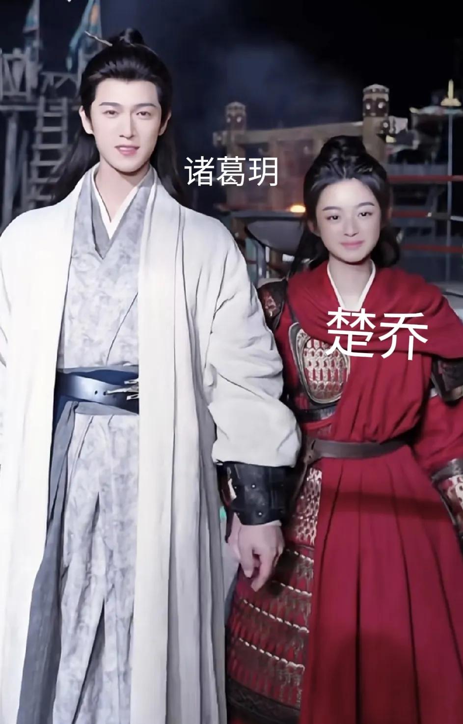 网友纷纷说：“这女将军太像小孩子了”。
这是《冰湖重生》的男女主，是李昀锐和黄杨