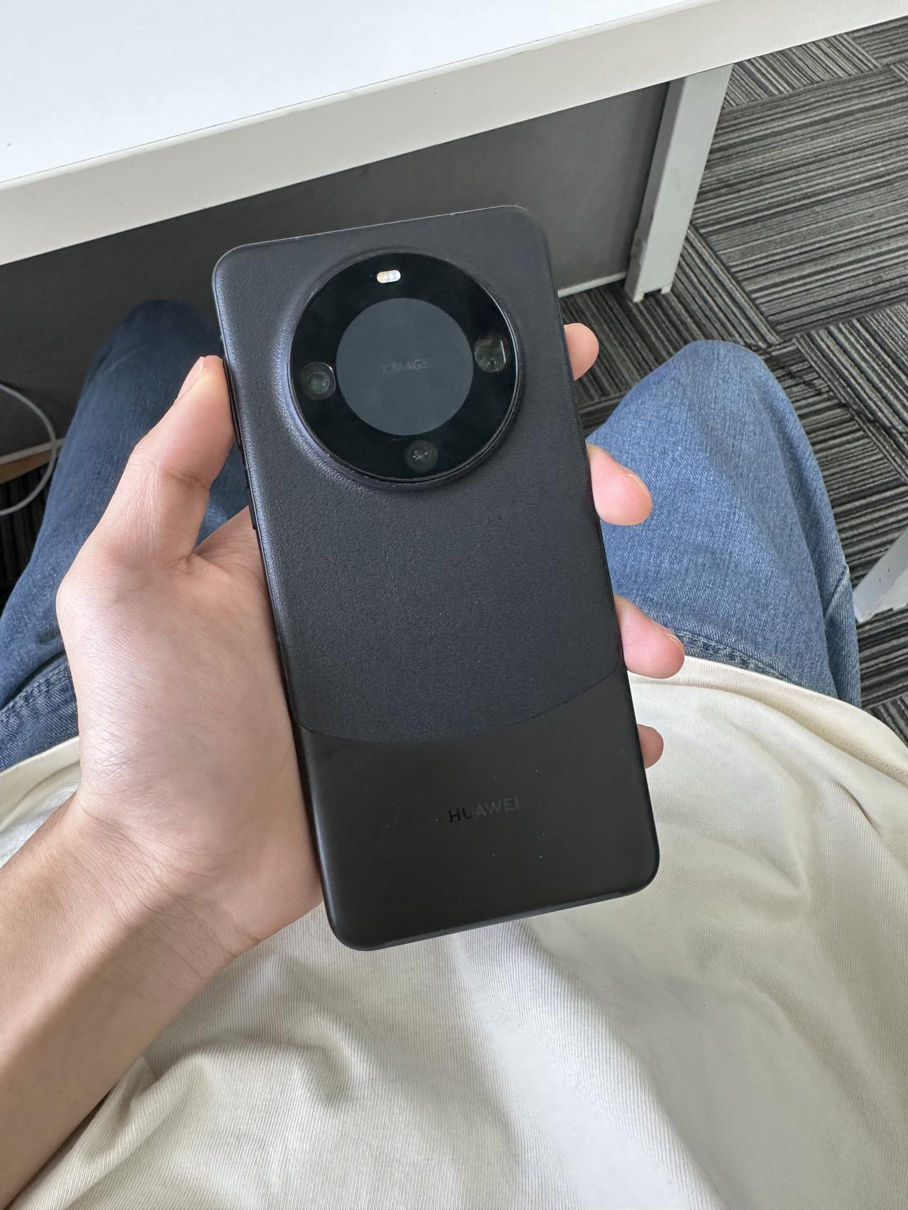 很多人以为，现在买Mate60 Pro的都是商务人士，其实很多年轻人，或者说数码