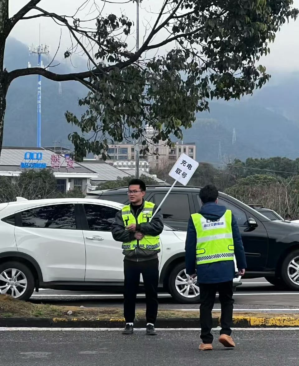 虽然充电站不需要充电员，但是也增加了就业机会 