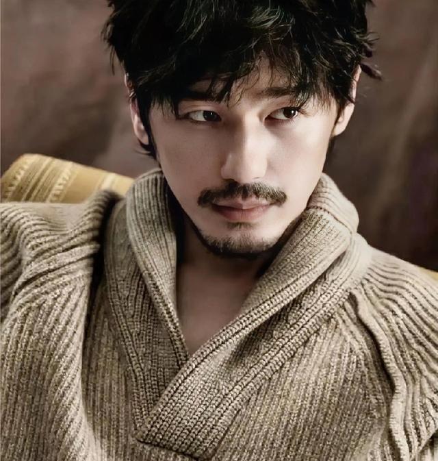 白宇这人挺有意思，年纪不大看着特显老。别人都在装嫩，他一脸沧桑，但这对演戏反而是