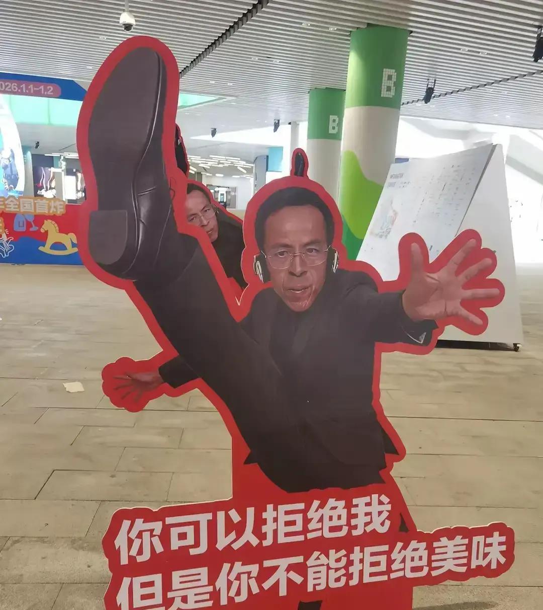 他对着镜头切了三年鸡排，只用一周就切开了观众的钱包。
“不直播、不圈钱”的刀口，