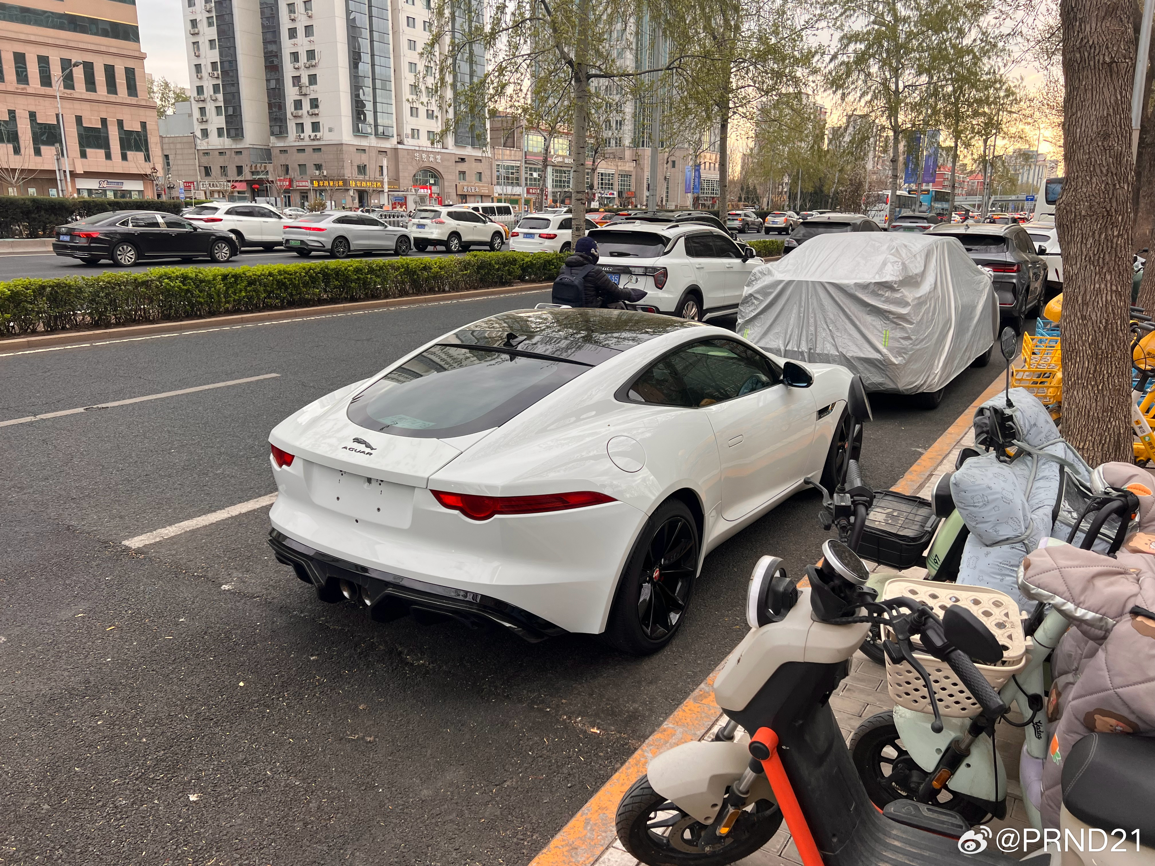 路边看到的捷豹F-type。在4S店看到的时候觉得也就那么回事，空间还有点幽闭恐