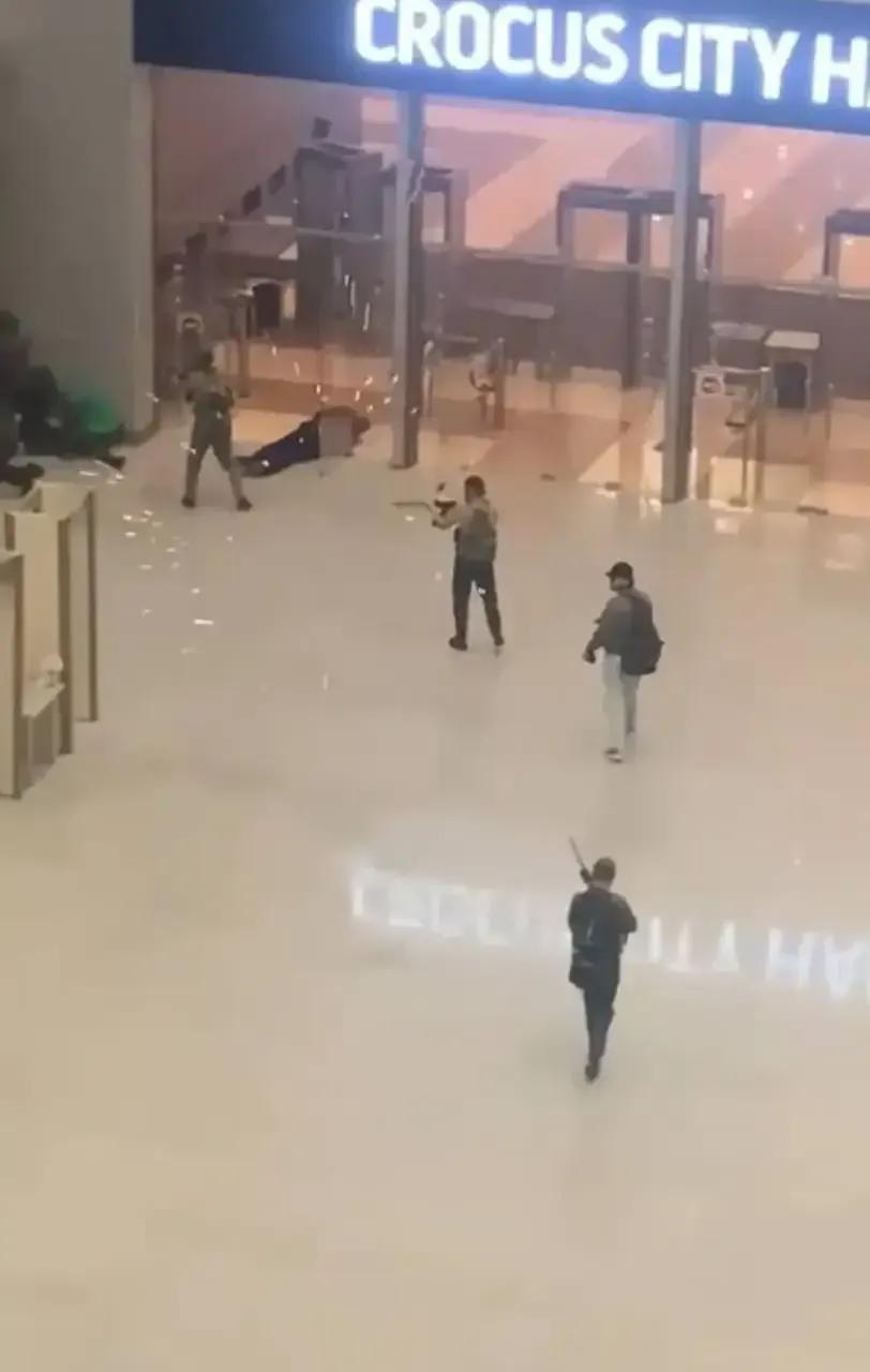 莫斯科郊区音乐餐厅遭恐袭！
突发，昨日夜间，莫斯科近郊一家音乐餐厅遭到恐怖袭击，