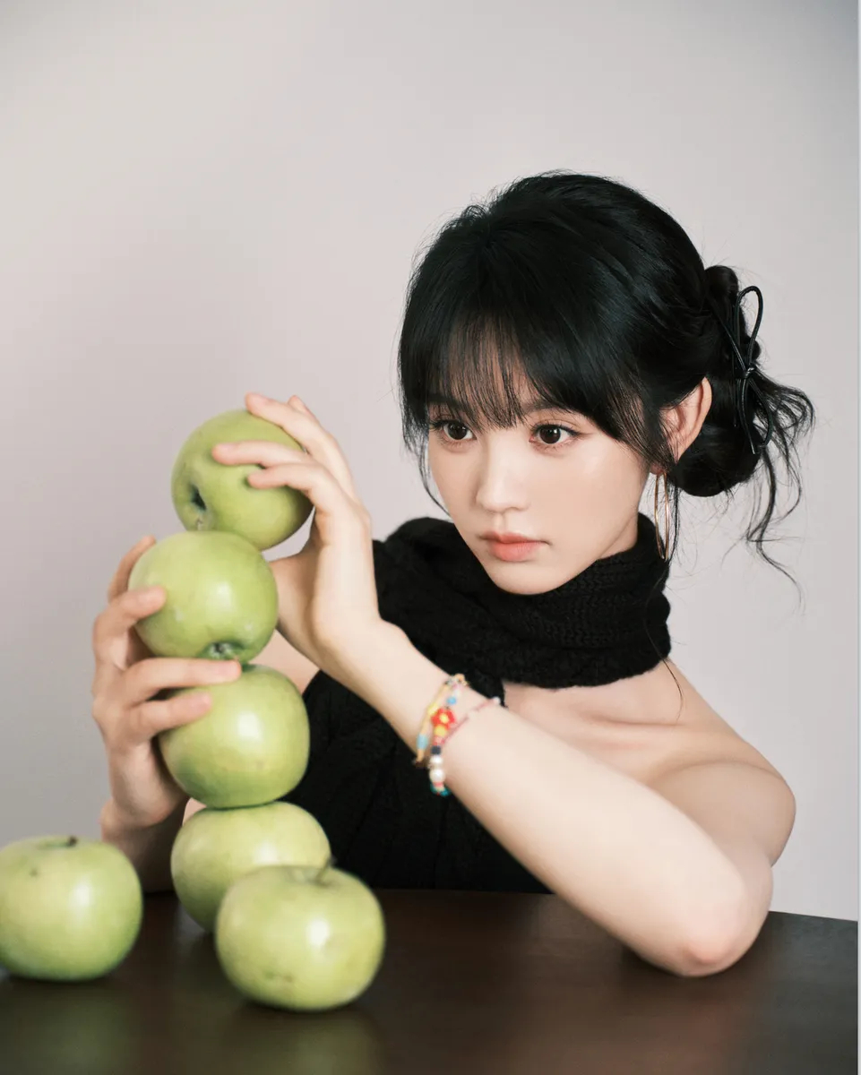 田曦薇辣妹穿搭俏皮可爱 对镜wink灵动迷人.田曦薇在个人社交媒体账号上晒出一组