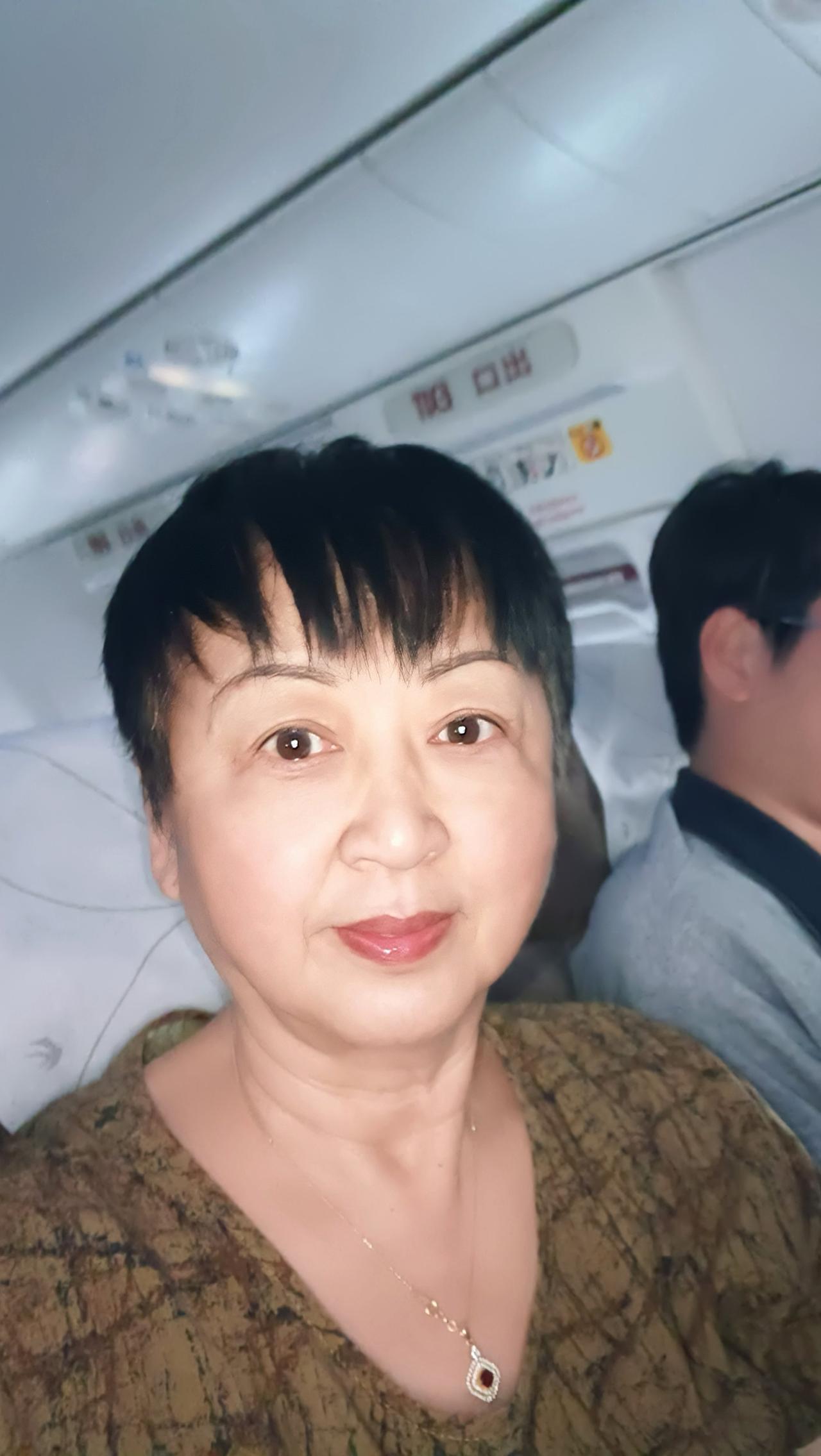 我被飞机座椅“封印”了三小时
本以为三小时的航班能盖着小被子瘫着，舒舒服服往后一