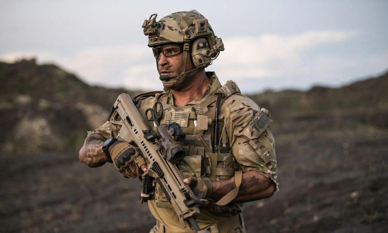 美军这么干，和自杀式袭击者有啥区别？你敢信吗？2026年的美军士兵端着最先进的五