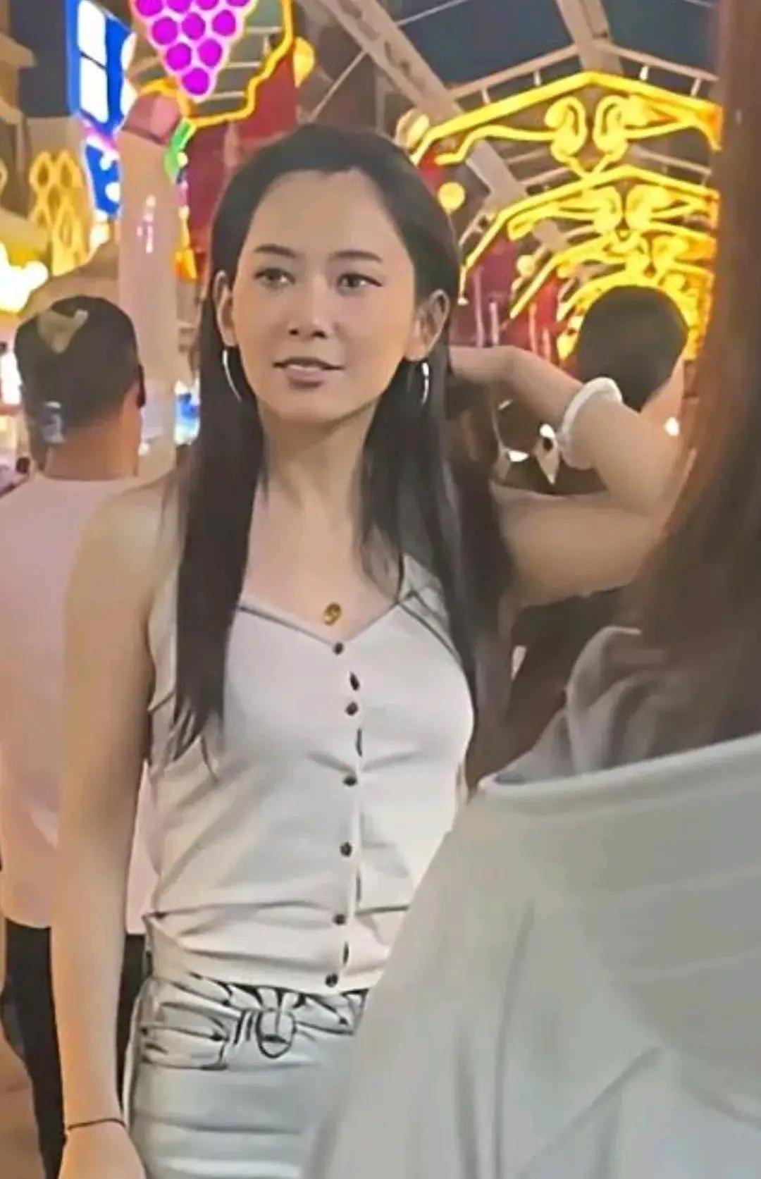 镜头捕食者
当镜头悄然从人群的缝隙中伸出，森林北的面庞便如投入水中的石子，骤然在