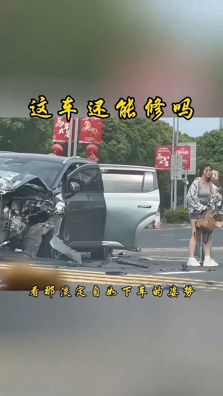 好家伙，女司机见过多，却从未见过如此牛逼的女司机，真是一个敢开两个敢坐。看那淡定