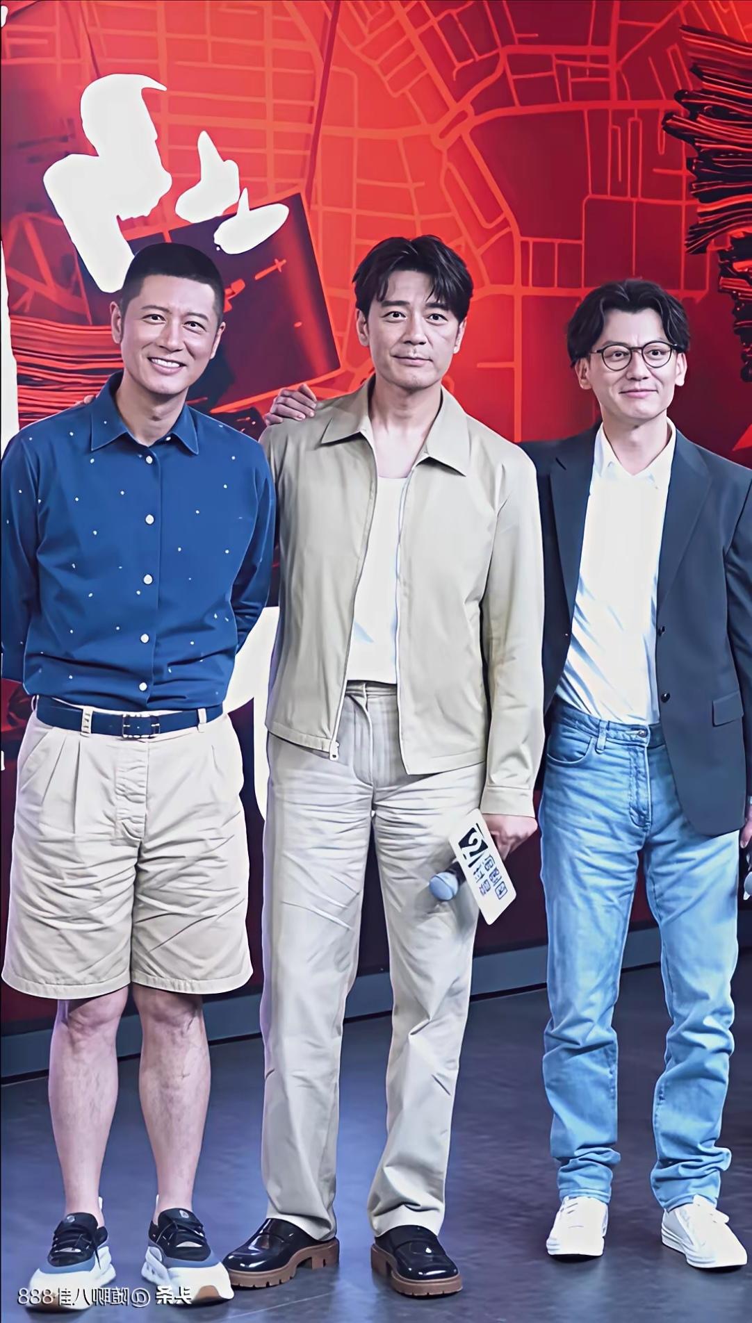 照片上的三位帅哥，在《以法之名》里分别饰演市检察院检察长李人骏、检察院普通干部乔
