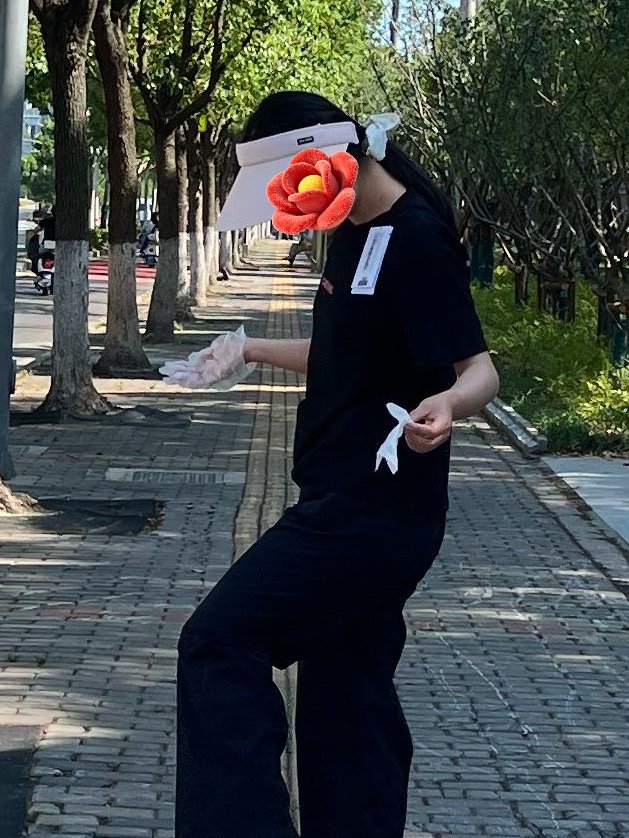 卧槽牛逼，我遇到个穿吊牌出门的，在此之前我以为拒绝吊牌羞耻只是段子。 